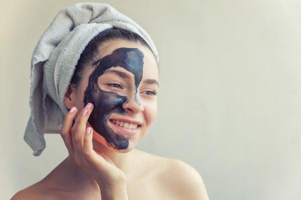 Carbón activado para la piel: beneficios y cómo usarlo 