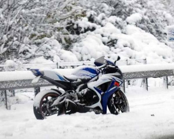 Cómo conducir una moto con nieve 