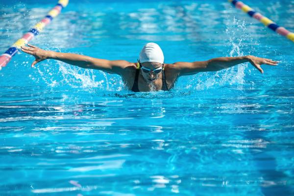 7 ejercicios en la piscina para adelgazar - Ejercicios en la piscina para glúteos
