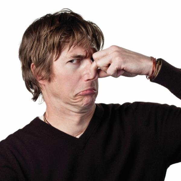 Por qué huelen los pies