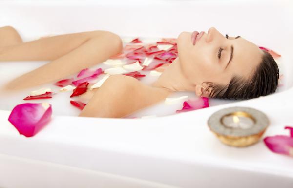 Remedios caseros para la piel seca del cuerpo - ¡los más efectivos! - Un baño de leche, muy calmante e hidratante