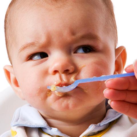 Qué hacer si mi bebé no quiere comer con cuchara