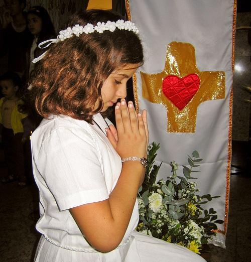 Cómo vestir a una niña de primera comunión