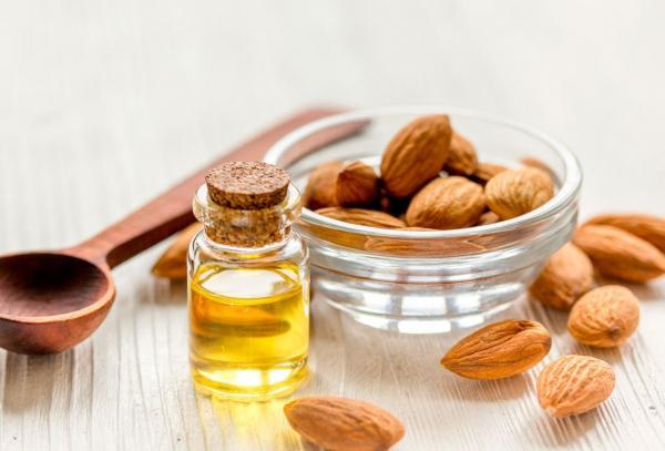 Remedios caseros para labios resecos - Aceite de almendras 