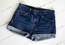Cómo decorar unos shorts con tachuelas - Paso 1
