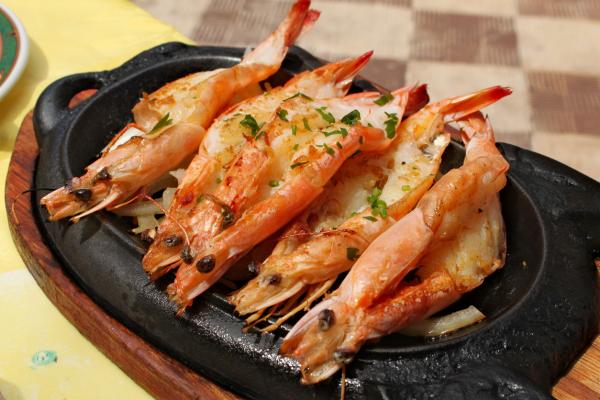 Cómo hacer gambones al horno con vino blanco