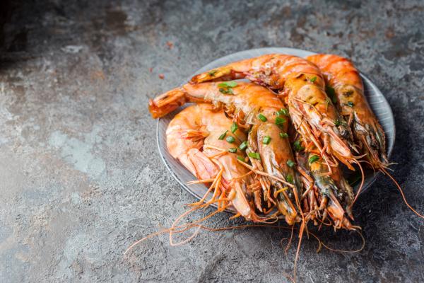 Cómo hacer gambones al horno con vino blanco - Paso 9