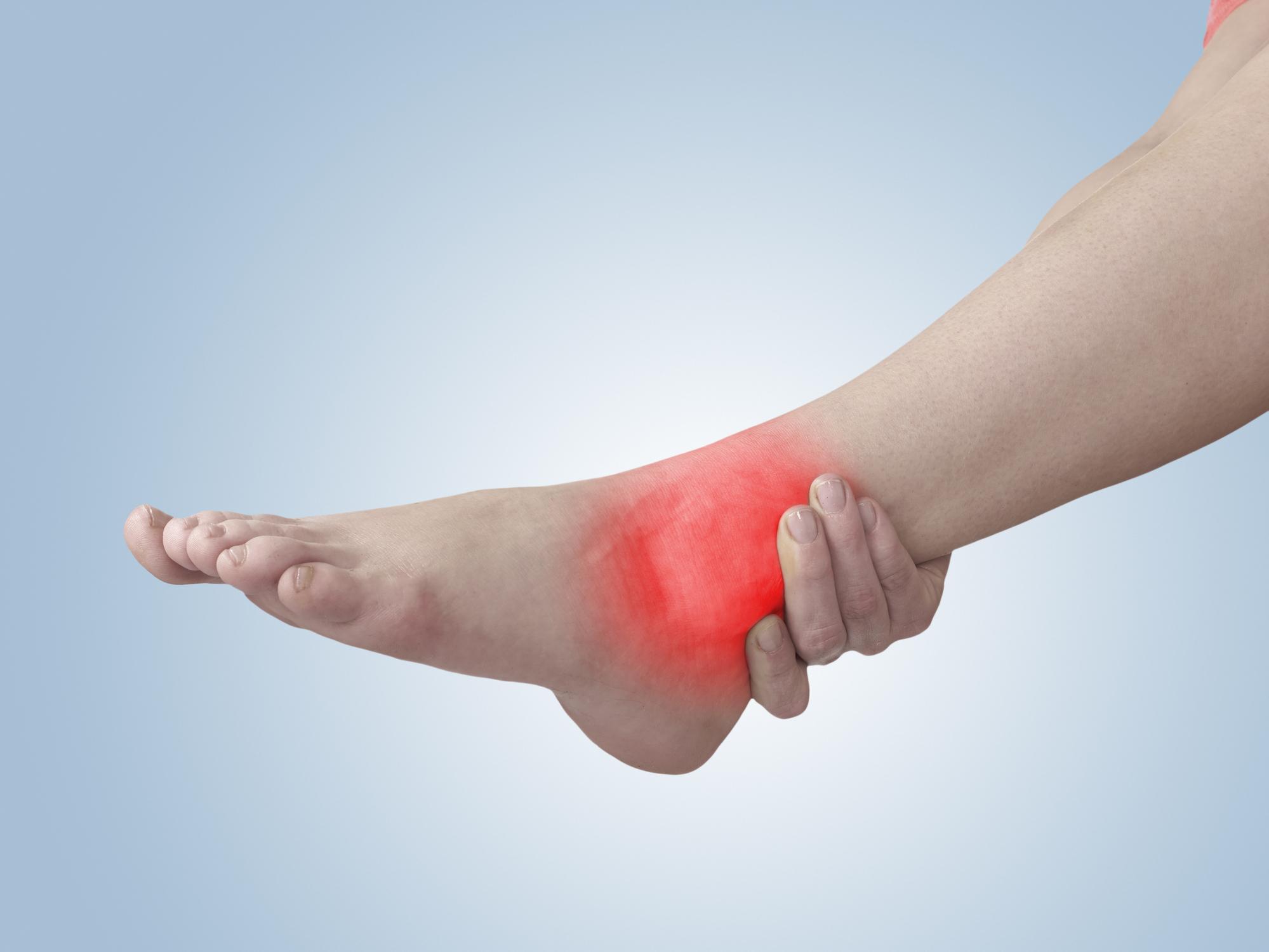 Оказание первой помощи при ушибе мягких тканей. Закрытые травмы мягких тканей. Памятка оказание первой помощи при ушибах. Растяжения и разрывы связок суставов. Ушиб мягких тканей стопы.