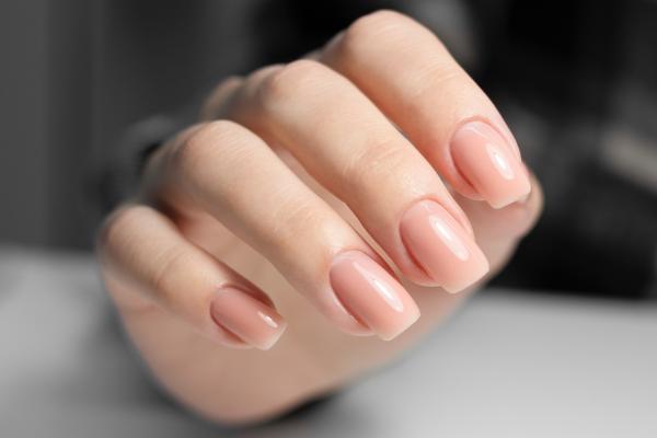 Diseños de uñas beige: un color elegante para tu manicura - Uñas beige clásicas y minimalistas