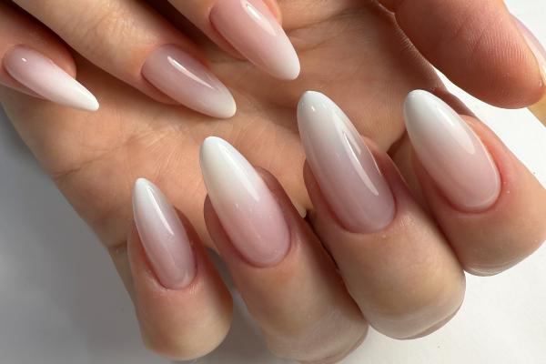 Diseños de uñas beige: un color elegante para tu manicura - Uñas beige con efecto ombré