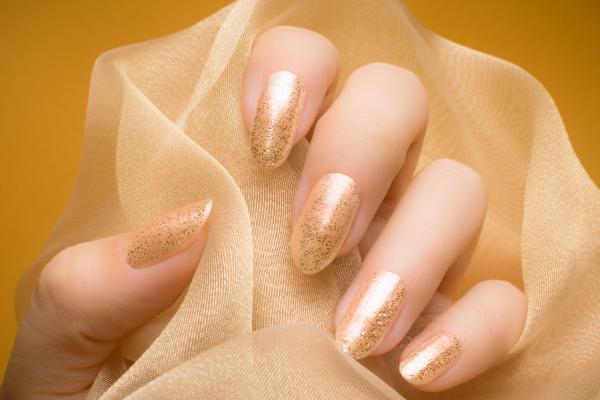 Diseños de uñas beige: un color elegante para tu manicura - Uñas beige elegantes con glitter dorado