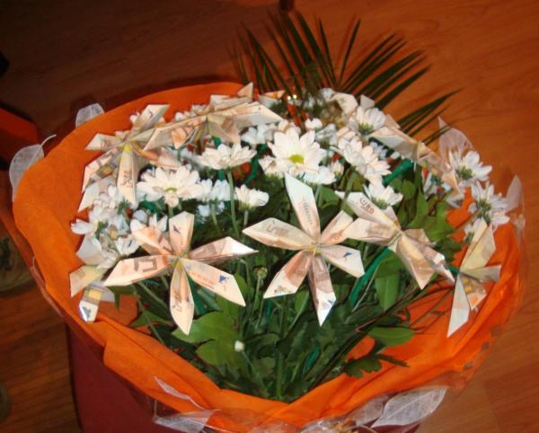 Cómo hacer un ramo de flores con billetes