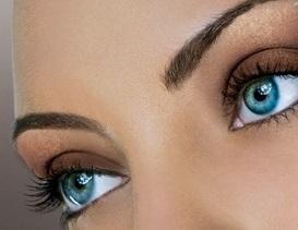 Trucos de maquillaje para los ojos azules - Paso 1