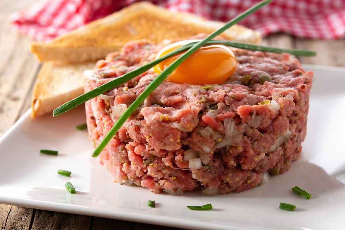 Cómo hacer un tartar de fuet fácil, una receta diferente y deliciosa