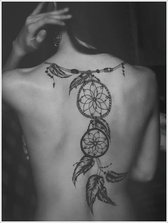 tatuaje de atrapasueños en el pecho