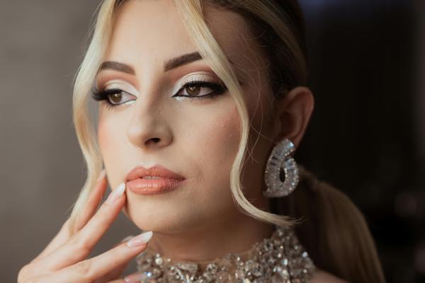 Maquillaje de Navidad fácil: las mejores ideas - Delineado clásico con un toque brillante