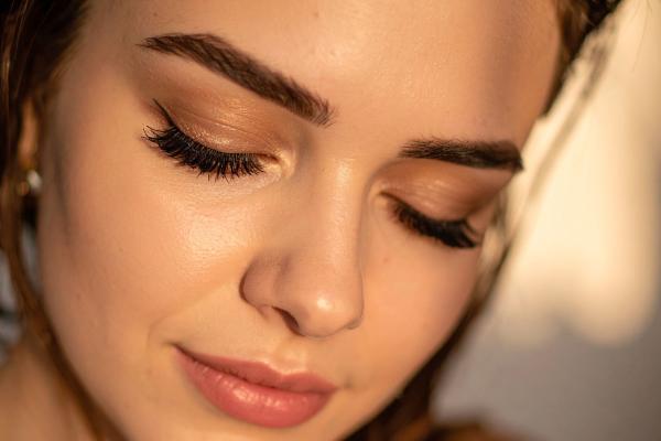 Maquillaje de Navidad fácil: las mejores ideas - Delineado difuminado en marrón