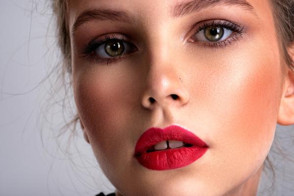 Maquillaje de Navidad fácil: las mejores ideas - Labios vino con mirada natural