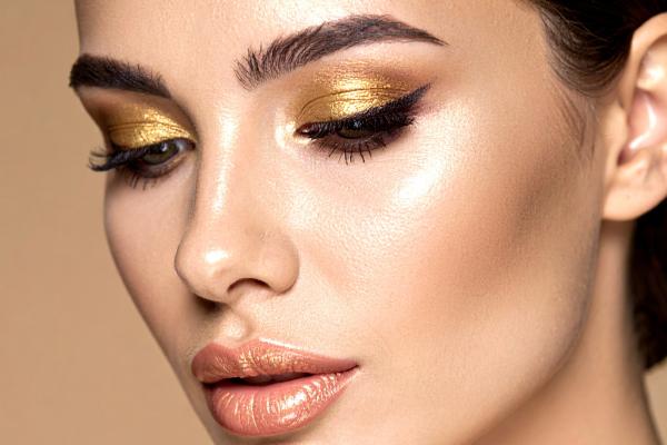 Maquillaje de Navidad fácil: las mejores ideas - Ojos dorados suaves y labios nude