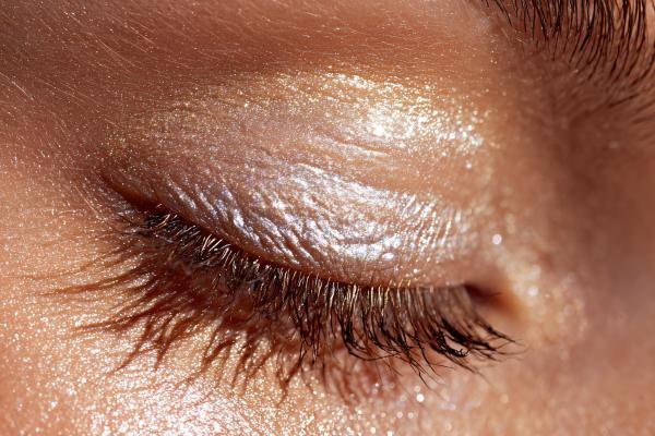 Maquillaje de Navidad fácil: las mejores ideas - Párpados plateados en acabado suave