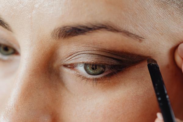 Maquillaje de Navidad fácil: las mejores ideas - Sombra topo con acabado satinado