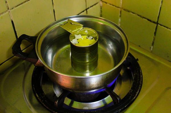 Cómo hacer velas con tapas de botellas - Paso 3