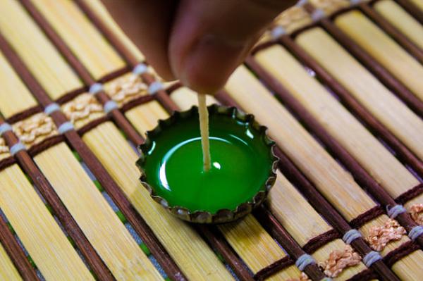Cómo hacer velas con tapas de botellas - Paso 4