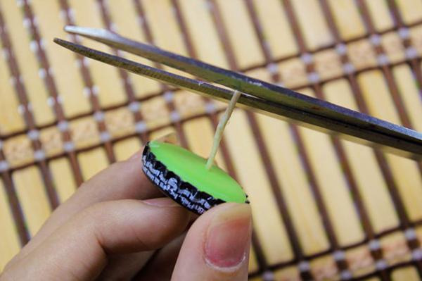 Cómo hacer velas con tapas de botellas - Paso 6