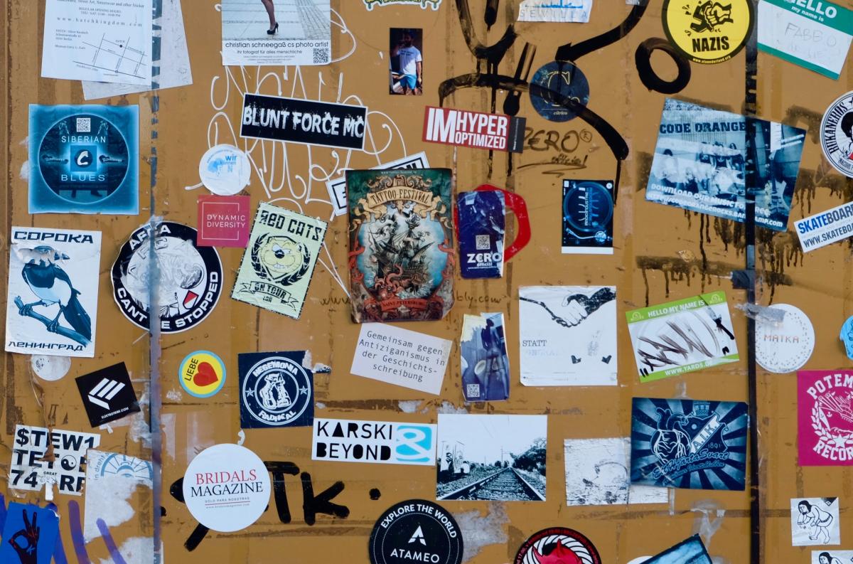 Cómo quitar el pegamento de las etiquetas