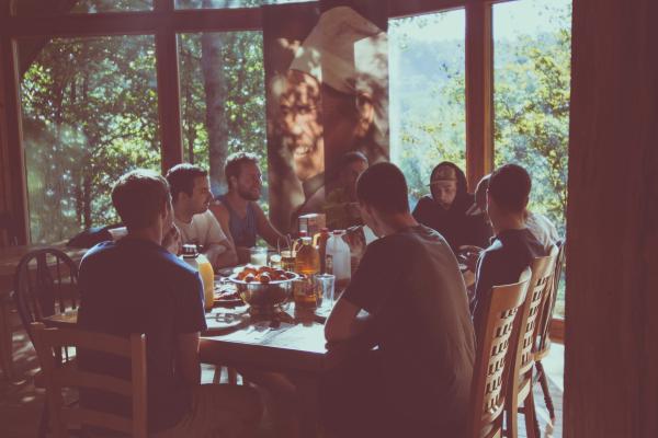 Preguntas divertidas para una cena entre amigos - Preguntas absurdas