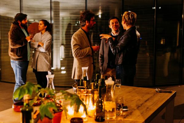 Preguntas divertidas para una cena entre amigos - Preguntas para romper el hielo
