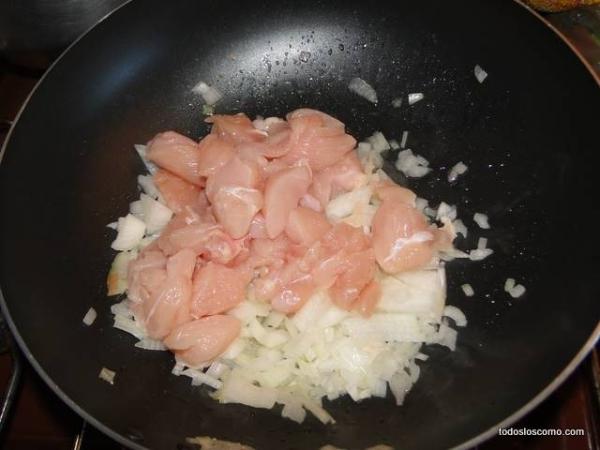 Cómo hacer pollo salteado con fideos al wok - Paso 2