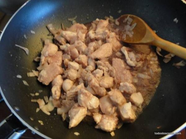 Cómo hacer pollo salteado con fideos al wok - Paso 4
