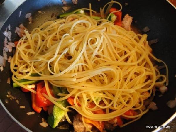 Cómo hacer pollo salteado con fideos al wok - Paso 6