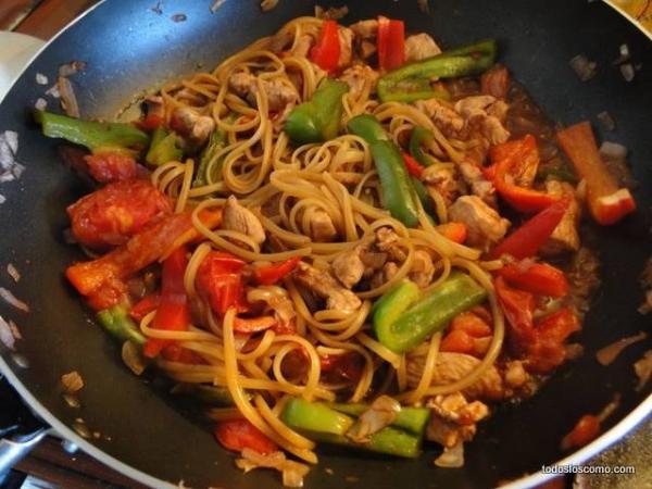 Cómo hacer pollo salteado con fideos al wok - Paso 7