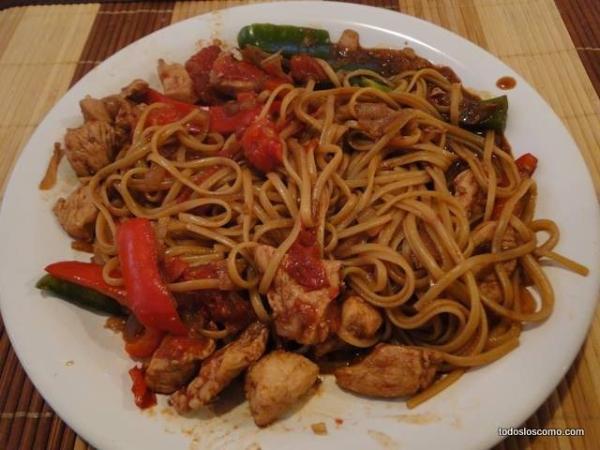 Cómo hacer pollo salteado con fideos al wok - Paso 8