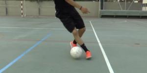 Cómo girar 180 grados con la pelota de fútbol controlada