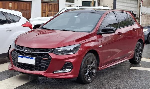 Los mejores coches pequeños automáticos: descubre cuál elegir - Chevrolet Onix AT 