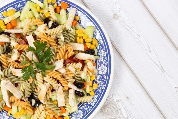 Cómo hacer una ensalada de pasta y pollo