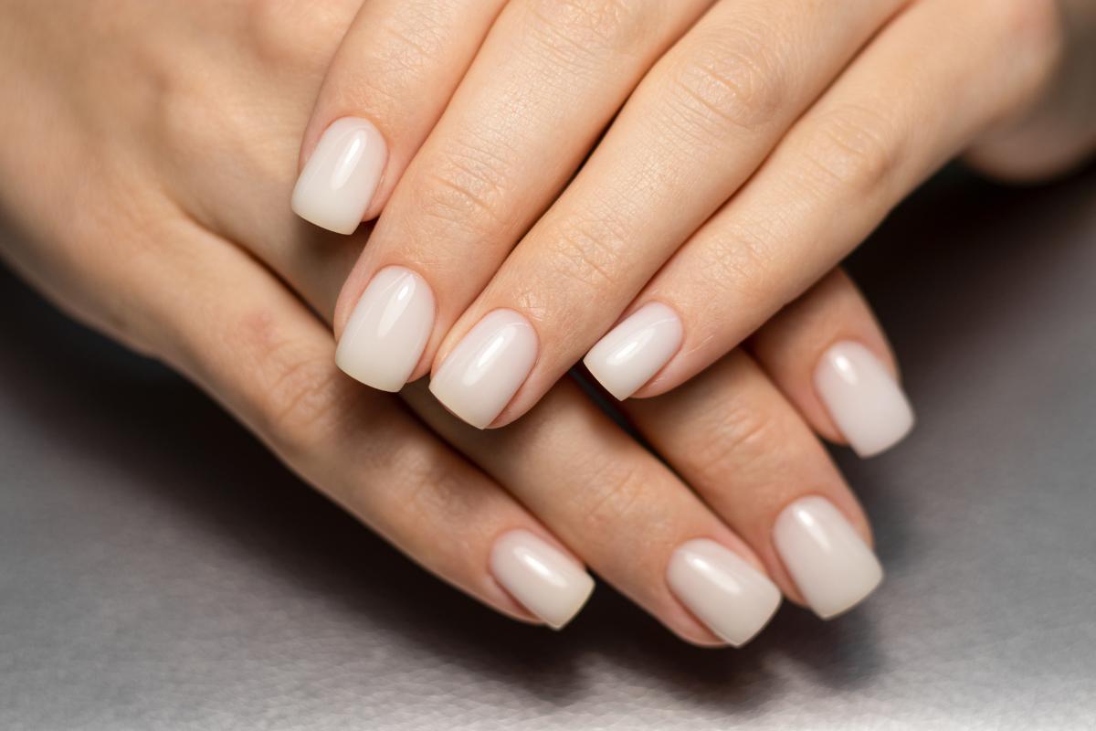 Milky nails: qué es y cómo se hace esta manicura en tendencia