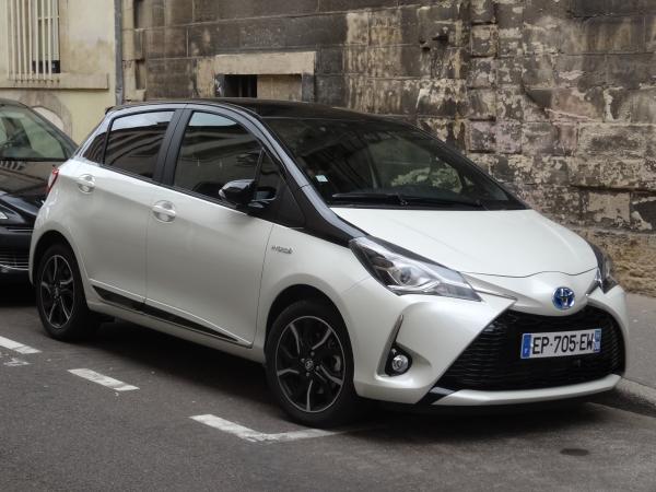 Los mejores coches pequeños automáticos: descubre cuál elegir - Toyota Yaris Hybrid