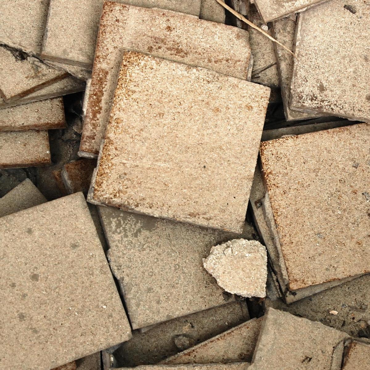 Cómo cambiar una baldosa rota