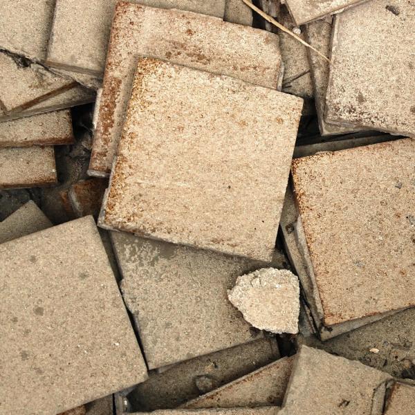 Cómo cambiar una baldosa rota