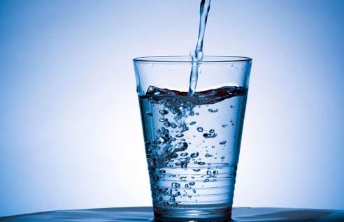 Alimentos para el estreñimiento - Beber líquido para aliviar el estreñimiento 