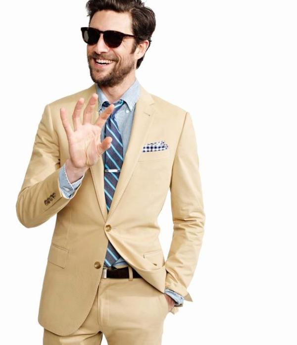 Cómo combinar un traje beige de hombre