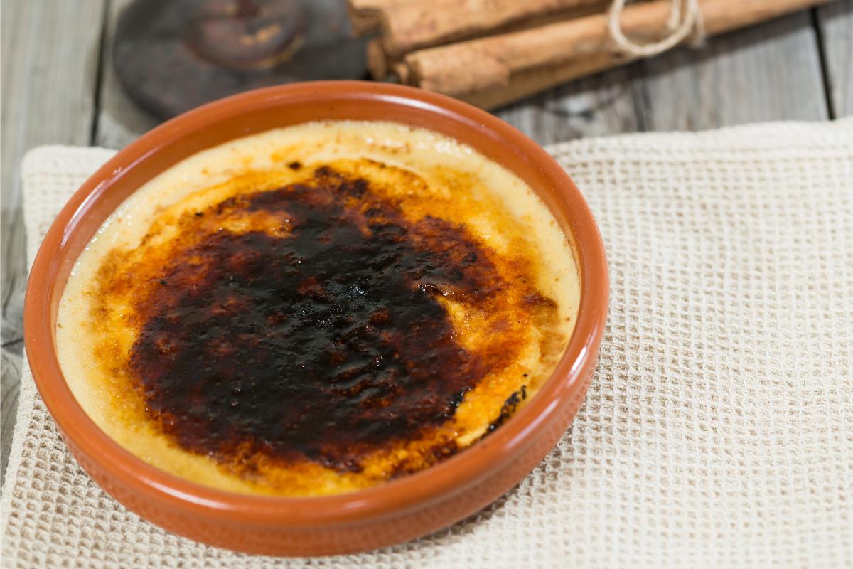 Cómo hacer crema catalana original: la receta de la abuela así de fácil