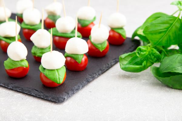 Ideas de aperitivos para Nochevieja - Brochetas de ensalada caprese