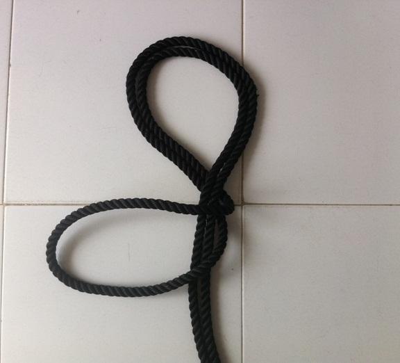 Cómo hacer el nudo marinero de ocho - Paso 2