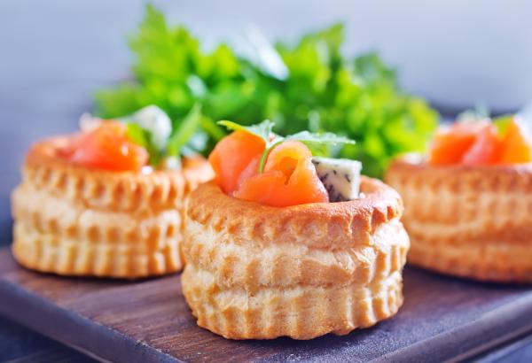 Ideas de aperitivos para Nochevieja - Hojaldre de salmón y aguacate