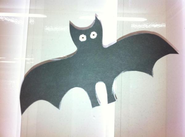 Cómo hacer un murciélago para decorar tu fiesta de Halloween - Paso 6